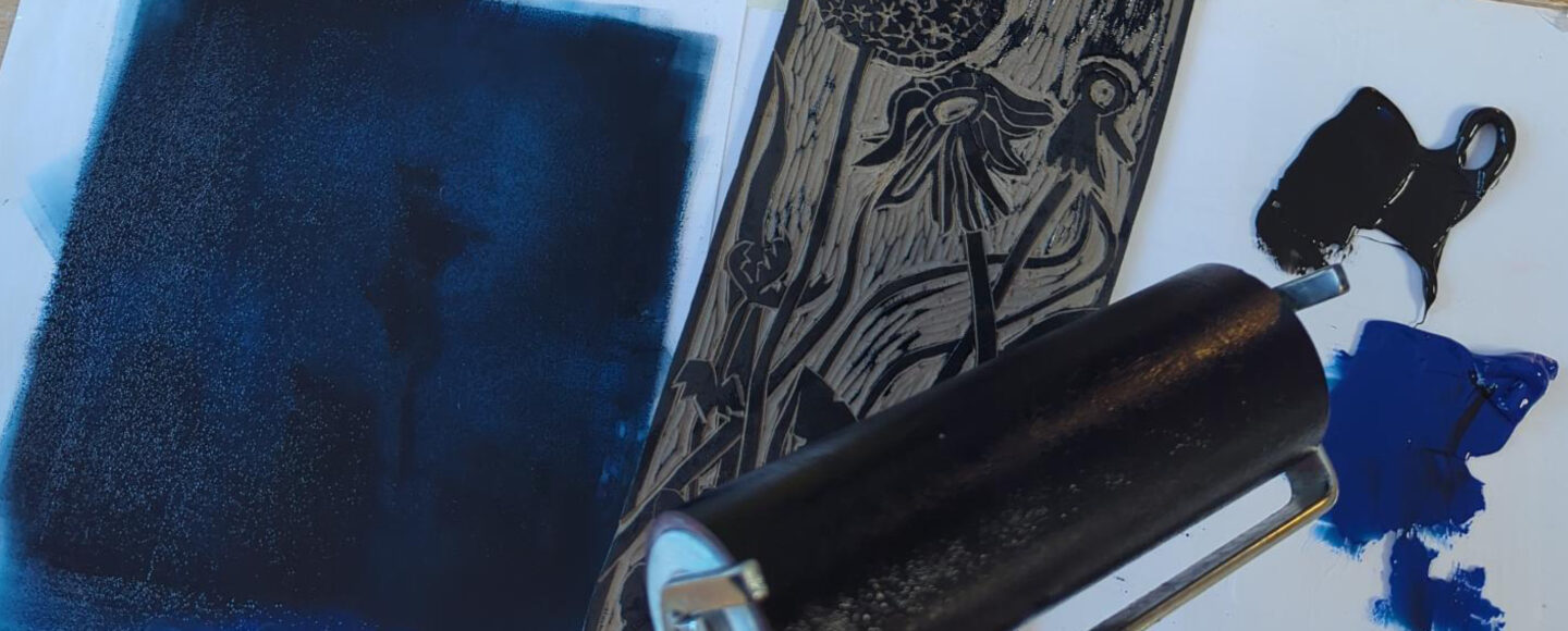 Tag der Druckkunst, Bild: Beatrix Hendrichs | Einfärben Linoldruck